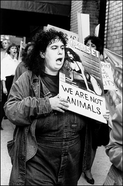 La féministe Andrea Dworkin brandissant une pancarte