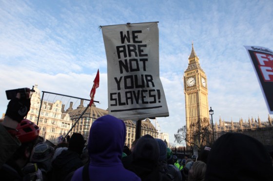 Pancarte lors d'une manifestation étudiante en Angleterre. © Matthew Cassel